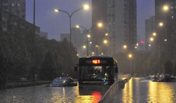 有关北京暴雨致79人死亡的报道
