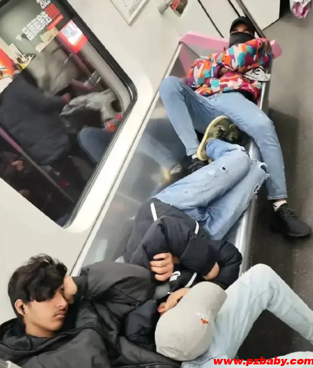 武汉地铁3外籍男子横卧整排座位